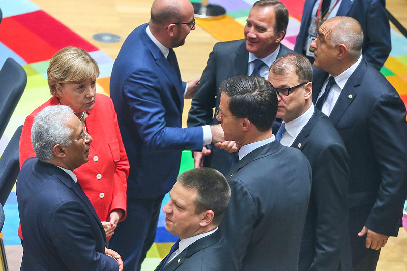 Die deutsche Kanzlerin Angela Merkel im Gespräch mit weiteren Teilnehmern des EU-Gipfels