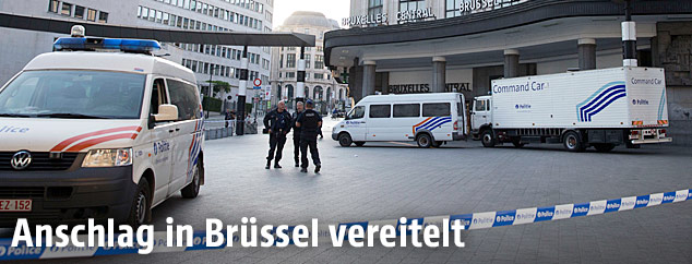 Polizisten stehen vor dem Zentralbahnhof in Br&uuml;ssel