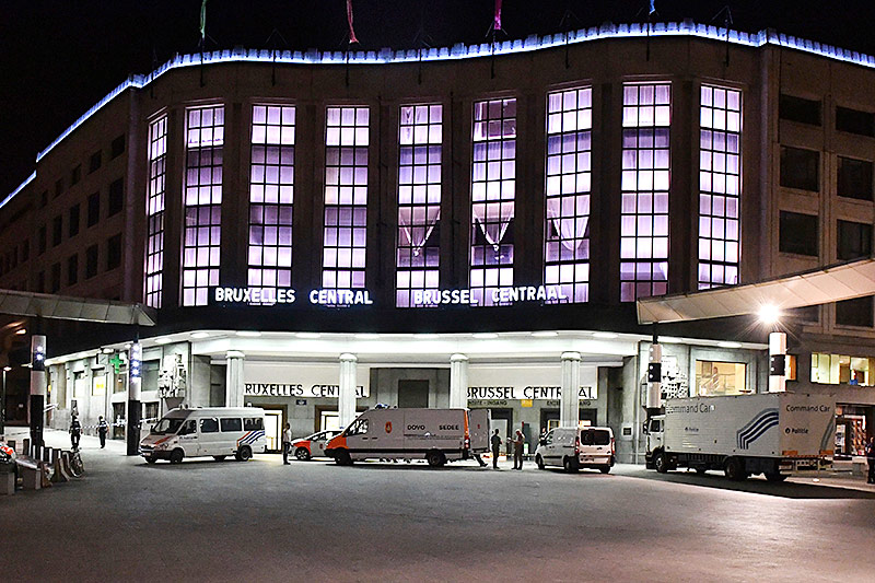 Einsatzfahrzeuge vor dem Brüsseler Zentralbahnhof