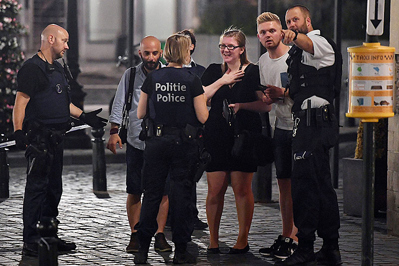 Brüsseler Polizisten befragen Passanten