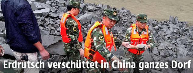 Rettungshelfer auf dem Schutthaufen