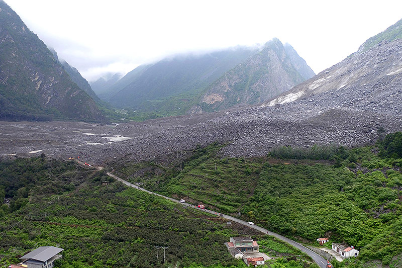 © APA/AP/Xinhua/He Qinghai Foto zeigt die Ausmaße des Erdrutsches