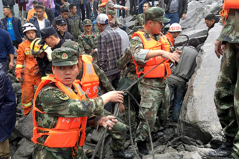 © APA/AFP Rettungshelfer auf dem Schutthaufen