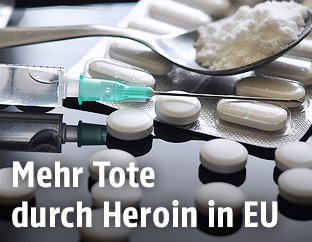 Spritze und Tabletten auf Tisch