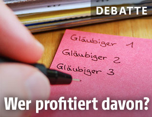 Person schreibt eine Liste der Gläubiger