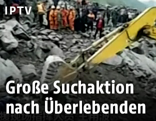 Rettungshelfer auf dem Schutthaufen