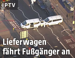 Eine Luftaufnahme von Fahrzeugen