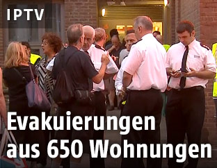 Bewohner verlassen ihr Wohnhaus in London