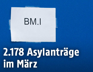 "BM.I"-Schild auf Wohncontainer in Fl&uuml;chtlingsheim