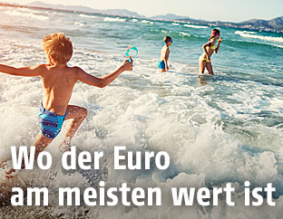 Kinder laufen ins Meer