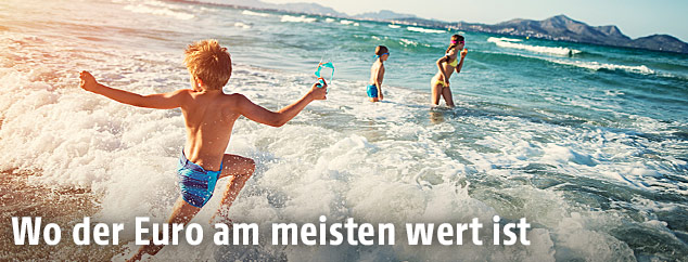Kinder laufen ins Meer