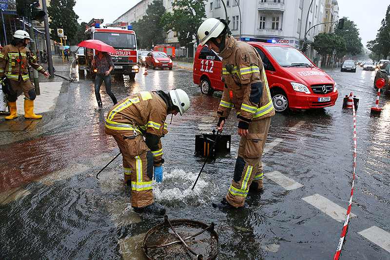 © Reuters/Fabrizio Bensch Einsatzkräfte der Feuerwehr bei einem überfluteten Kanal