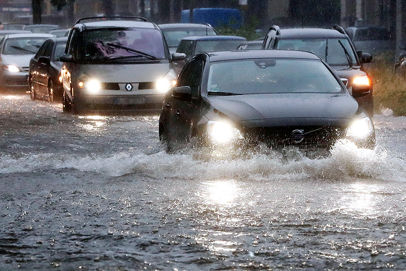 © Reuters/Fabrizio Bensch Autos auf überfluteter Straße
