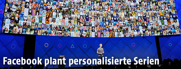 Facebook-Gr&uuml;nder Mark Zuckerberg vor einem riesigen Bildschirm mit Facebook-Usern
