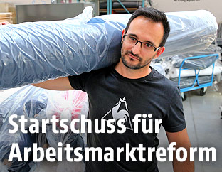 Arbeiter mit Stoffrolle