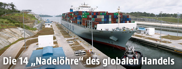 Ein Containerschiff im Panamakanal