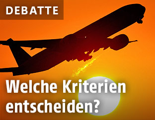 Startendes Flugzeug bei Sonnenuntergang