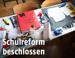 Tisch in einem Klassenzimmer