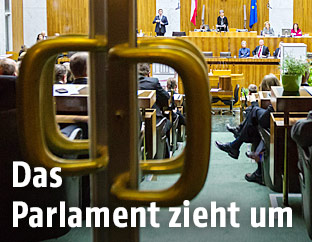 T&uuml;re in den Plenaraal des Parlaments