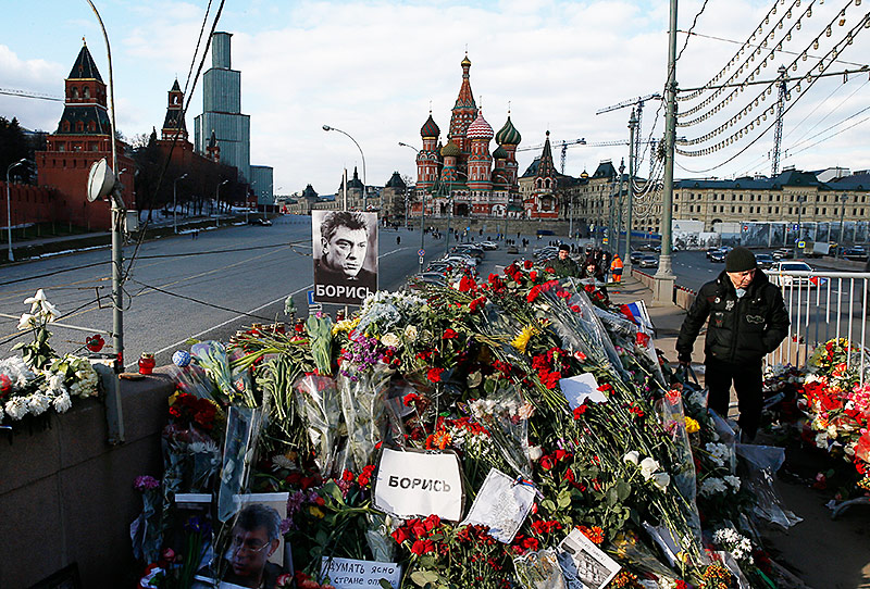 © Reuters/Maxim Shemetov Blumen am Ort in Moskau, wo Nemzow ermordet wurde