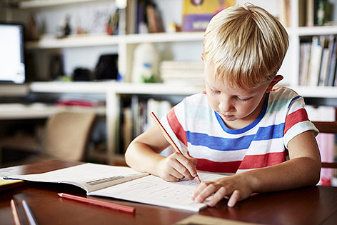 © Getty Images/Morsa Images Volkschulkind macht seine Hausübungen