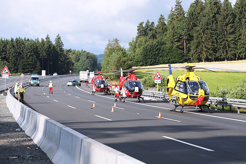 © APA/AP/dpa/News5/Fricke Einsatzkräfte nach Busunfall in Deutschland