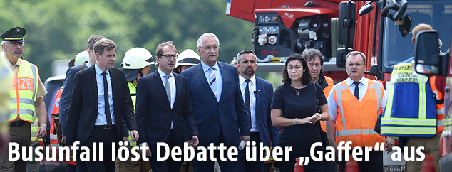 Alexander Dobrindt und Joachim Herrmann an der Unfallstelle