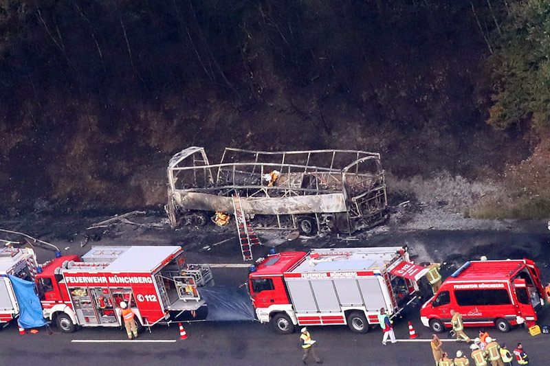 © APA/AP/dpa/Bodo Schackow Einsatzkräfte an der Unfallstelle