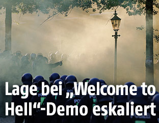 Polizisten bei einer Demo in Hamburg
