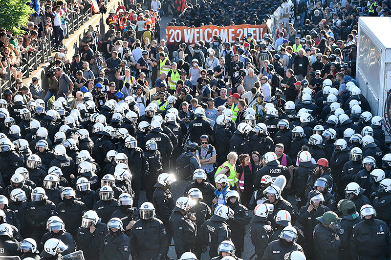 © APA/AFP/John MacDougall "Welcome to Hell"-Demo in Hamburg