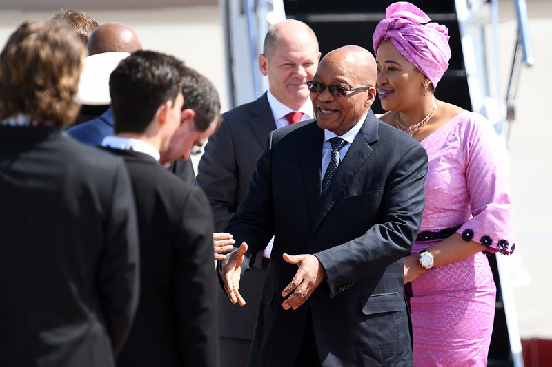 © APA/dpa/Bernd von Jutrczenka Südafrikas Präsident Jacob Zuma und seine Frau Tobeka Madiba-Zuma