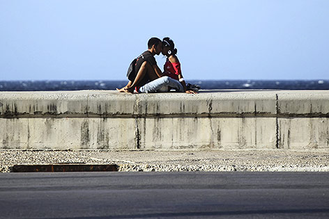 © Reuters/Desmond Boylan Schmusendes Pärchen auf der Strandpromenade in Havanna