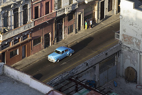 © Getty Images/Buena Vista Images Ansicht von oben zeigt ein parkendes Auto in einer Straße von Havanna