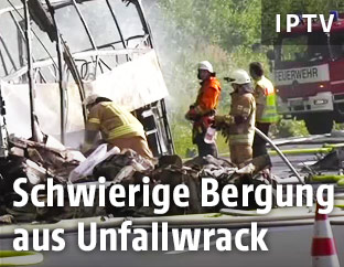 Einsatzkräfte nach Busunfall in Deutschland