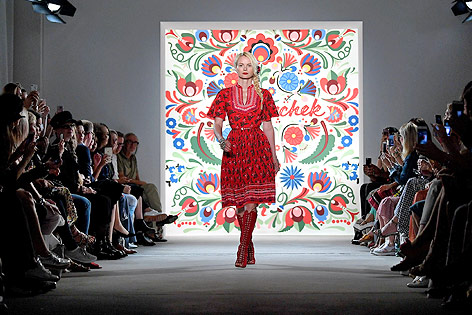 © APA/dpa/Britta Pedersen Model Franziska Knuppe bei der Modepräsentation des Labels "Lena Hoschek" während der Fashion Week Berlin