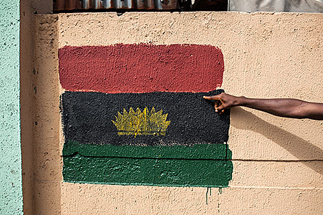 © APA/AFP/Stefan Heunis Flagge von Biafra auf eine Hauswand gemalt