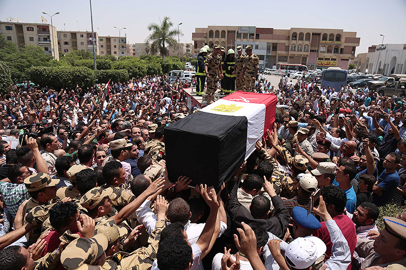 © APA/AFP/Mahmoud Bakkar Menschen tragen bei einer Gedenkfeier einen Sarg