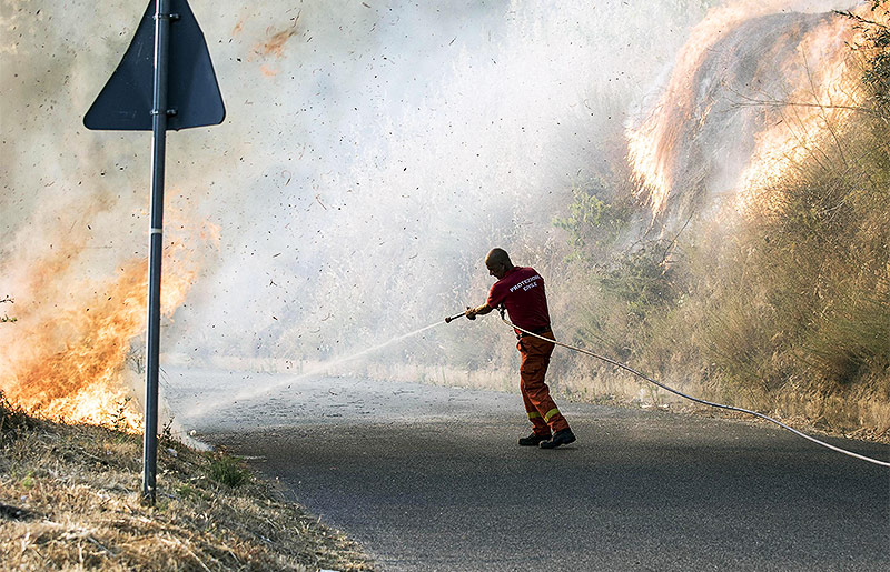 © APA/AP/ANSA/Francesco Arena Feuerwehrmann bekämpft Feuer in Cosenza, Italien