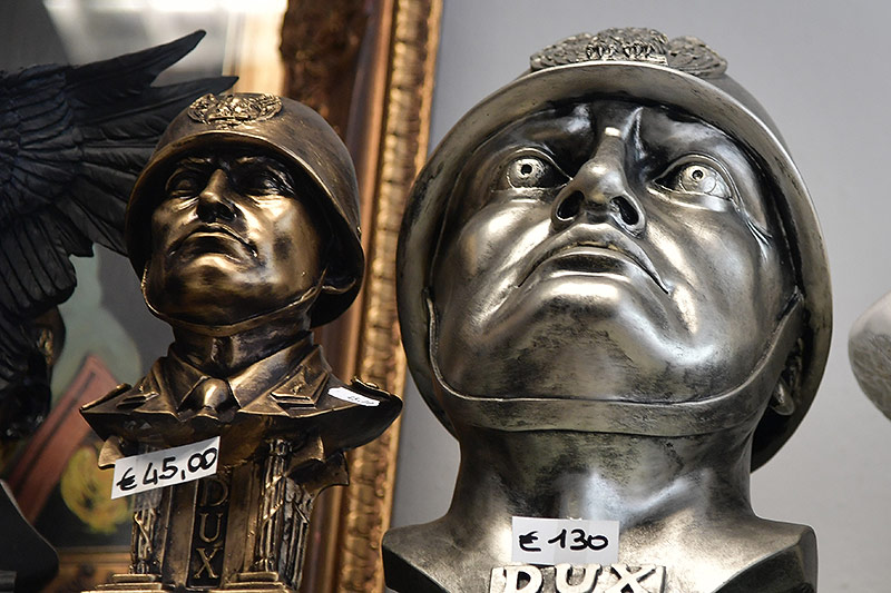 © APA/AFP/Tiziana Fabi Metall-Büsten von Benito Mussolini