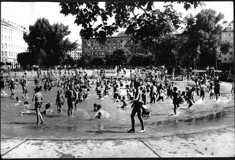© Österreichische Nationalbibliothek/Albert Hilscher Archivbild vom Kinderfreibad am Max-Winter-Platz