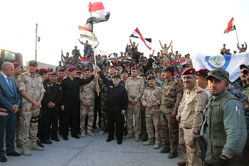 © Reuters/Iraqi Prime Minister Media Office Der irakische Premier Haider al-Abadi im Zentrum von irakischen Soldaten