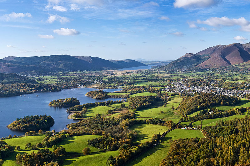 © Diliff unter cc by-sa 3.0 Panorama der Stadt Keswick, England im Lake District