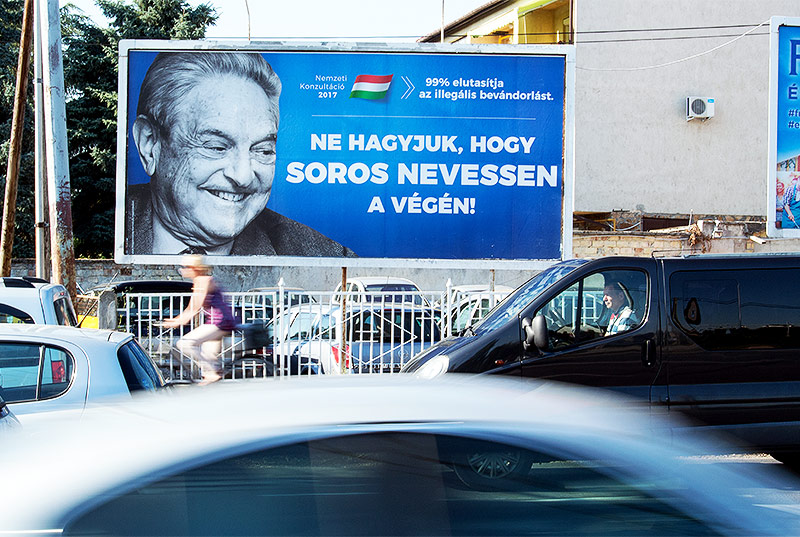 © APA/AFP/Attila Kisbenedek Plakat mit einem Bild von Investor George Soros