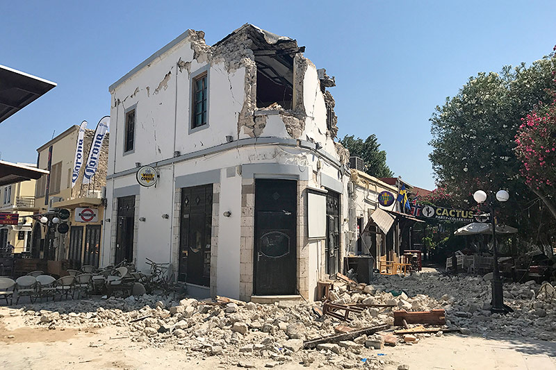 © APA/AP/Michael Probst Zerstörtes Gebäude auf Kos