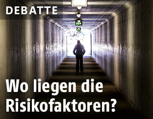 Mann in einer Unterführung