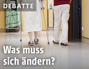 Patientin mit Kr&uuml;cken