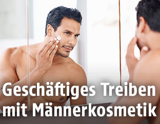 Mann beim Rasieren