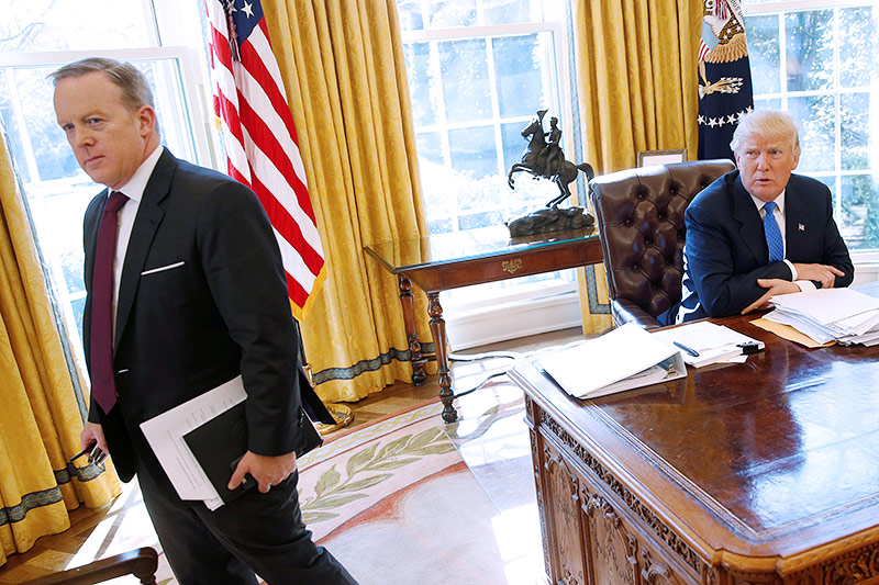 © Reuters/TPX Images/Jonathan Ernst Sean Spicer und Präsident Trump