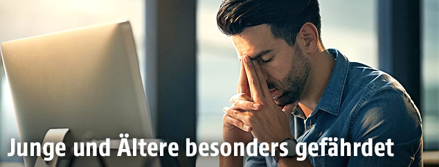 Ein müder Mann vor dem Bildschirm