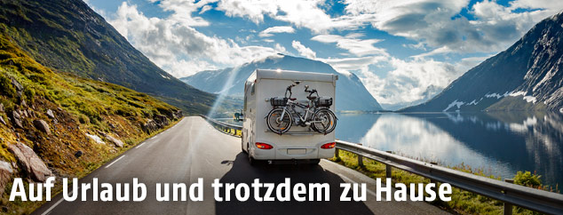 Campingbus auf einer Bergstraße